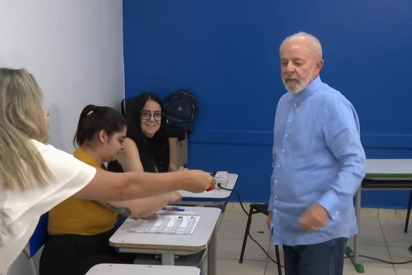 Lula critica fake news nas eleições após votar em São Bernardo